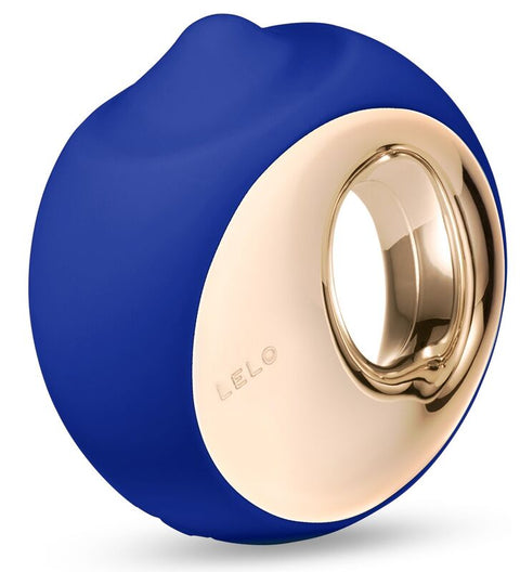 Stimulateur LELO Ora 3 bleu nuit en gros plan, avec ouverture ovale et bordure dorée brillante