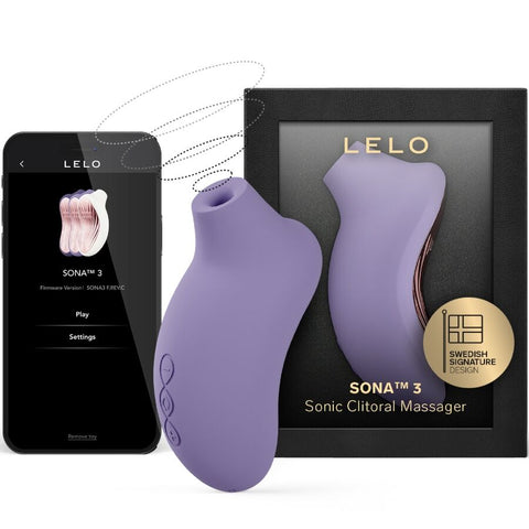Stimulateur violet clair LELO Sona 3 avec coffret noir et application visible sur un téléphone