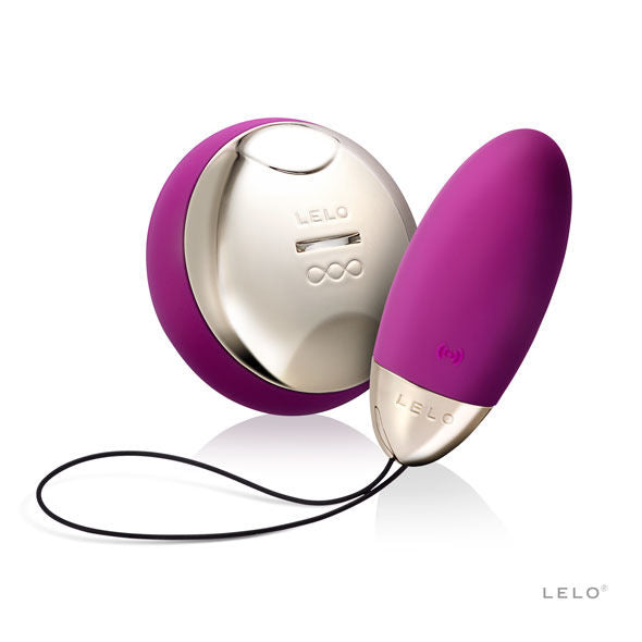 Œuf violet LELO Lyla 2 à cordon noir, placé devant sa télécommande ronde aux commandes argentées