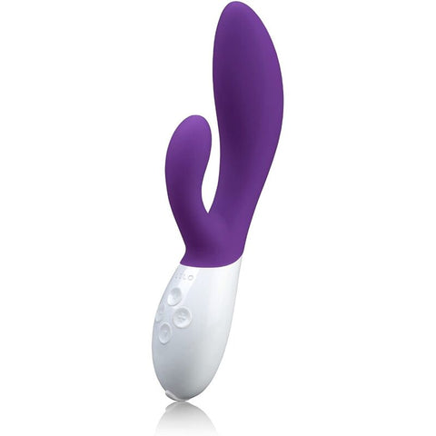 Stimulateur LELO violet à deux branches courbes, avec quatre boutons ronds visibles sur la poignée blanche