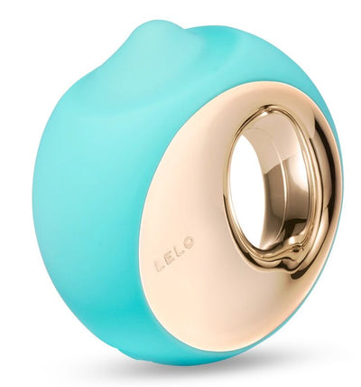 Stimulateur LELO Ora 3 aqua vu de près, forme arrondie et ouverture ovale bordée d'une pièce dorée